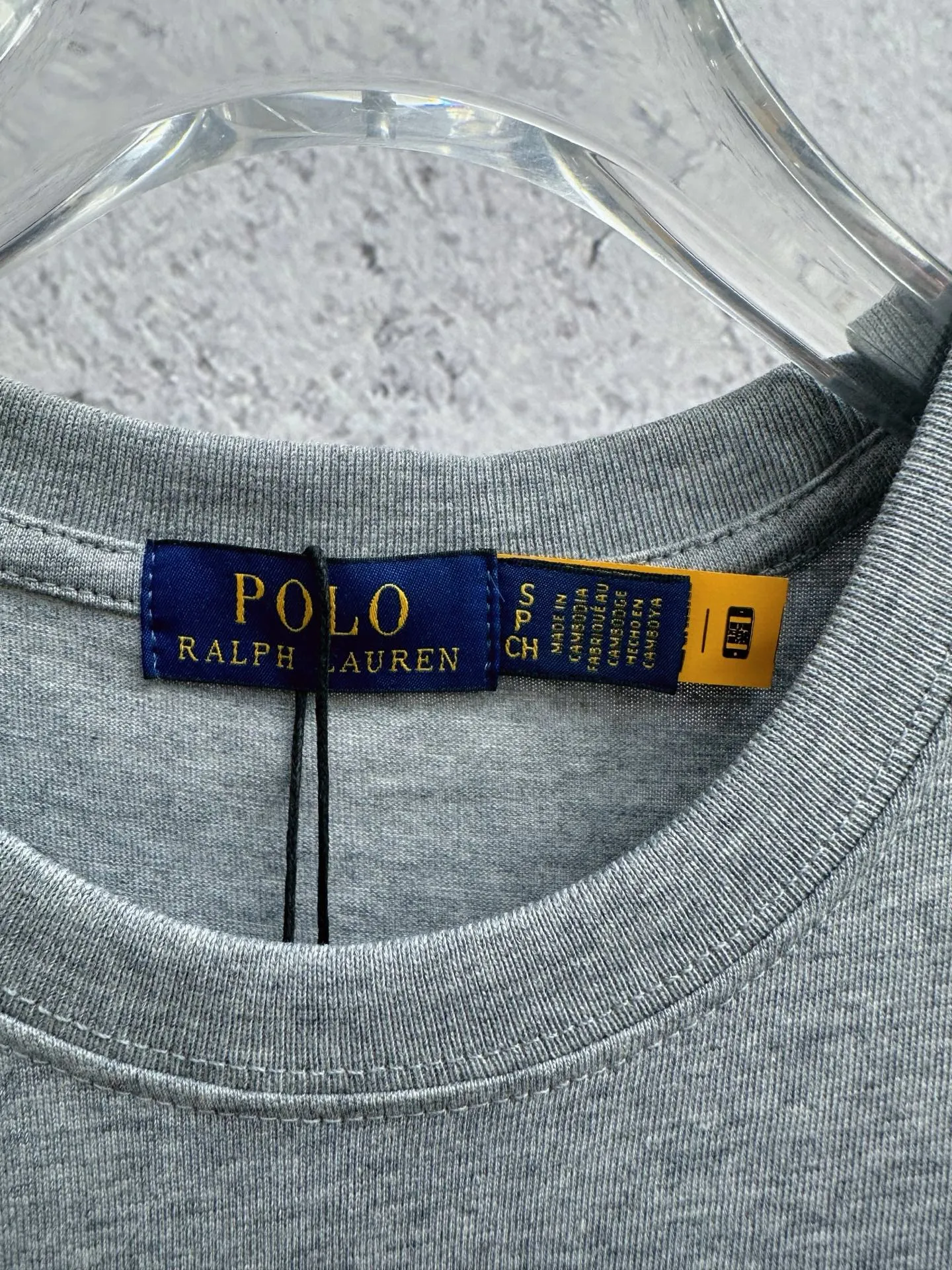 P150 Ralph Lauren/Ralph Lauren 25ss simultaneously launches one-color horse embroidery round neck short sleeves. The main logo on the neck has a QR code mark, which can be scanned for verification, and the detailed horse logo embroidery is all high-density and made with imported Tajima machines, distinguishing it from low-end products on the market. 32 counts, 240g hydrophilic toner, 100% cotton fabric, comfortable and soft, highly breathable, focusing on high-end cost-effectiveness, needless to say good quality. Available in a variety of colors, both boys and girls can try this genderless style, giving them a yuppie tone in no time. Immerse yourself in your leisurely style, and have your own style in retro. Natural, vivid, and very French romantic feelings perfectly integrate the youthful atmosphere with the trend. The clever embellishment of the horse logo embroidery carries all the eye-catching points. Color: black, white, navy blue, gray Size: S-xL